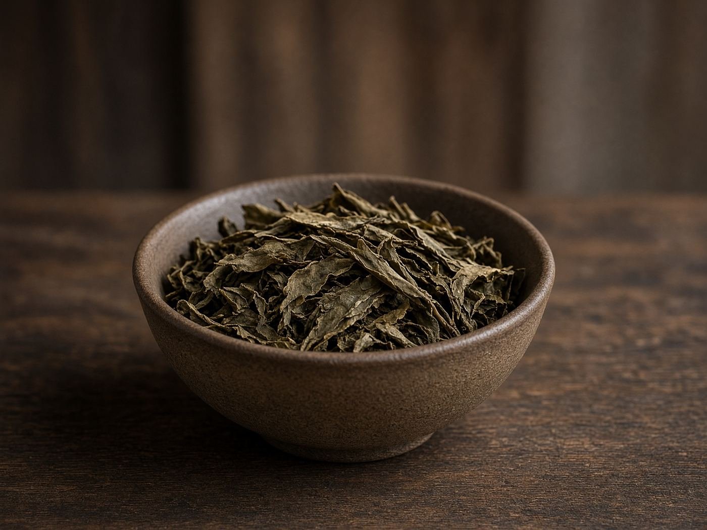 示意图：陶碗中轻焙的山番茶。